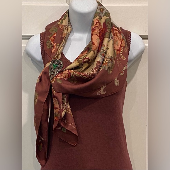 Vintage brass and green stones triangle brooch - Picture 12 of 12